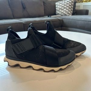 SOREL - Women’s Kinetic Sneaker with Scalloped Sole and Stretch Straps